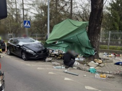 Samochód wjechał w stragan przy Cmentarzu Rakowickim (Galeria)