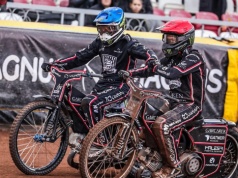 Żużlowa Ostrovia pewnie wygrywa derby Wielkopolski. Powrót Woffindena i groźny upadek Mencela