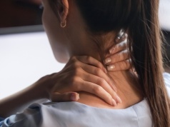 To dlatego szyja i barki są spięte i sztywne. Tak zlikwidujesz objawy