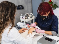 Stylistki biją na alarm, tak źle nie było od dawna. Klientki wskazują przyczynę