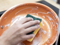 Wiele osób robi to zbyt rzadko. Jak często zmieniać gąbkę do naczyń?