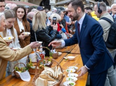 Wielkie gotowanie na Rynku Głównym. Krakowianie tłumnie ruszyli po wielkanocny żurek.