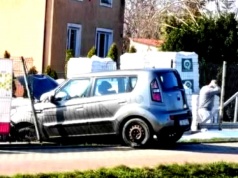 Było za szybko na DW 747. Kia wypadła z drogi, staranowała ogrodzenie