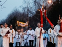 Procesje rezurekcyjne w Koninie. Jedni świętują wieczorem, inni rano