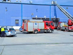 Policjanci zatrzymali złodziei na dachu nieczynnej hali. Funkcjonariuszy przetransportowali tam strażacy