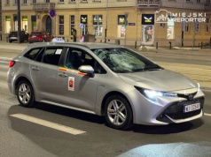 Pieszy przebiegał przez Al. Jerozolimskie w miejscu niedozwolonym. Został potrącony