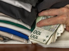 Banki zaczęły ostrzegać. Ta kwota schowana w szufladzie może uratować ci tydzień życia