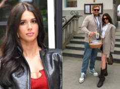 Roksana Węgiel wybrała się do kościoła W MINI, a internauci dopytują: "Nie było krótszych spódnic?!" (FOTO)