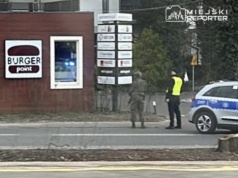 Niewybuchy na terenie Wawra przy linii kolejowej. Saperzy wydobyli miny i granaty