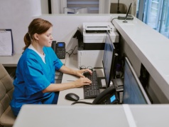 9081 zł z licencjatem i specjalizacją. W 2026 roku nowe pensje minimalne pielęgniarek