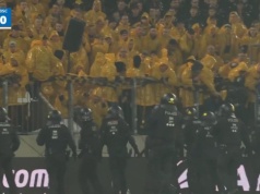 Piekło na trybunach! Starcia, race i panika. Policja musiała wkroczyć do akcji