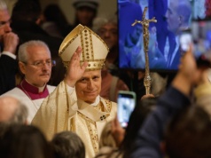 Papież przewodniczy mszy Wigilii Paschalnej