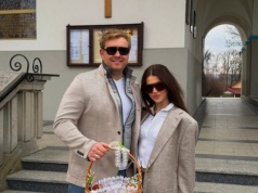 Roksana Węgiel wrzuciła zdjęcie spod kościoła i się zaczęło. "W takiej spódnicy nie wypada"