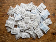 Zbieram saszetki z napisem ''nie jeść''. Robię z nich rzeczy, o których filozofom się nie śniło