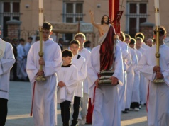 Dawniej Wielkanocy nie było bez porannej procesji rezurekcyjnej. Spotykamy się ze świąteczną tradycją