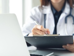 Papier wciąż wygrywa z cyfryzacją. Szpitale zmagają się z barierą mentalną