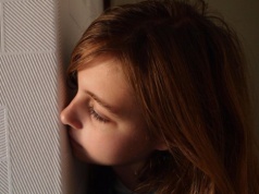 Powiedziałaś to tylko raz… a zostało na zawsze. Zdania, które potrafią złamać dziecko