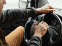 Uprzejmość za kierownicą działa lepiej niż klakson. 5 kwietnia przypomina, dlaczego warto zwolnić… także emocje
