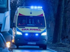 Samochód uderzył w drzewo w powiecie kościerskim. Nie żyje 18-letni kierowca