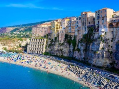 Perła Kalabrii w zasięgu ręki 💎🌊 City break w Tropei (ze śniadaniami) 919 PLN 🇮🇹☀️