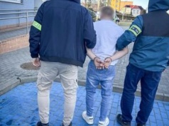 Poszukiwali go listem gończym. Wpadł w kanapie