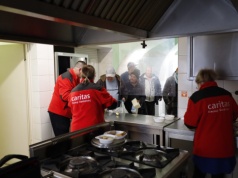 Wielkanocne śniadanie dla potrzebujących. Caritas rozdało paczki z żywnością
