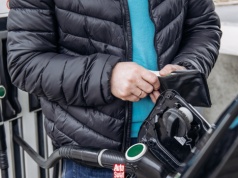 Sprawdziłem, ile paliwa da się kupić za pensję minimalną. "Jest lepiej niż w pandemii"