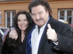 "Zabierała mu telefon". Oto co wyszło o żonie Krawczyka