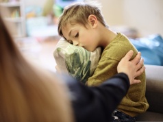 Obciął pasierbowi włosy bez jego zgody. Chciał go "ukarać". Matka: Pocieszyłam go za pieniądze męża