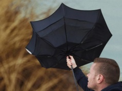 IMGW ostrzega przed silnym wiatrem. Gdzie będzie wiało najmocniej?