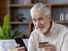 Zniżki na leki, zabiegi i badania. Darmową kartę seniora wyrobisz w 5 minut