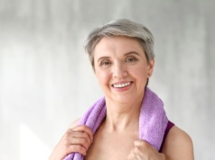 Kobiety po 60. powinny robić ten trening. Ciało odmłodnieje o dekadę