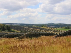 Rolnik sprzedaje grunt pod drogę do fotowoltaiki. Jak rozliczyć VAT przy płatności w ratach?