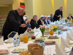 Kard. Konrad Krajewski zaprosił podopiecznych Sióstr Matki Teresy z Kalkuty na śniadanie wielkanocne