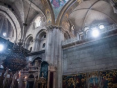 Ścisłe zasady panujące w Bazylice Grobu Świętego nie zapobiegają sporom między mnichami