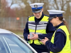 Uśmiech, który daje do myślenia. Policjanci z Szamotuł włączają się w niecodzienną akcję drogową