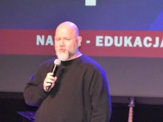 Jak powstają seriale? Artur Kowalewski, pochodzący z Nysy producent filmowy i scenarzysta opowiedział o tym podczas Nyskiego Festiwalu Nauki