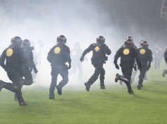 Kibice wtargnęli na boisko w Niemczech! Interweniowała policja. "Skandal"