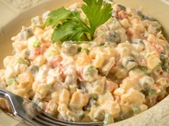 Po sałatce czas na spacer. Ile trzeba chodzić, by "spalić" jarzynową?