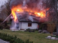 Pożar w Izbicy w powiecie słupskim. Dwugodzinna akcja strażaków