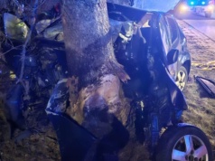 Tragedia na Pomorzu, samochód uderzył w drzewo. Za kierownicą 17-latek