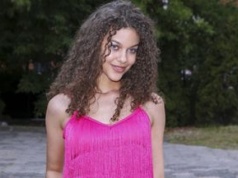 Pojawiła się w telewizji w prześwitującej bluzce. Trudno oderwać wzrok