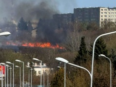 Pożar na Górkach Czechowskich. Strażacy walczą z ogniem, czarny dym widoczny nad Lublinem