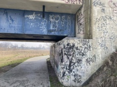Wandale pomalowali elewację mostu kolejowego w Łowiczu