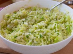 Nie zalewaj kapusty majonezem ani śmietaną. Zrób ją jak Niemcy i podaj do świątecznego obiadu