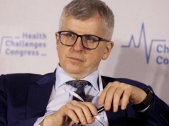 Tacy pacjenci powinni być monitorowani bliżej domu. Prof. Rutkowski: "Nie jest to żaden uszczerbek"