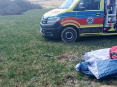 Wypadek paralotniarza w Mszanie. Na miejscu interweniowały służby ratunkowe