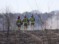 Pożar na górkach czechowskich. Mieszkańcy wiadrami z wodą gasili ogień ratując dobytek
