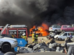 Pożar na złomowisku w Oławie. Trwa walka z ogniem