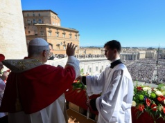 „Zło nie ma ostatniego słowa, ponieważ zostało pokonane przez Zmartwychwstałego”. Papież zaapelował o pokój i złożył życzenia po polsku